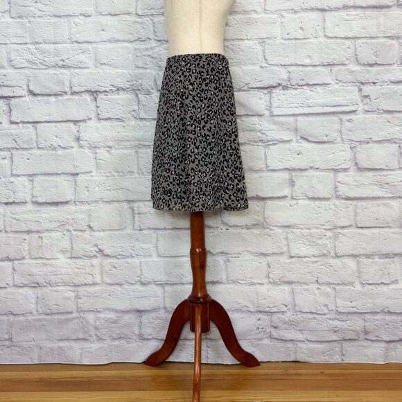 Uniqlo Gray Leopard Print Tiered Knee-Length Skirt - Picture 3 of 9